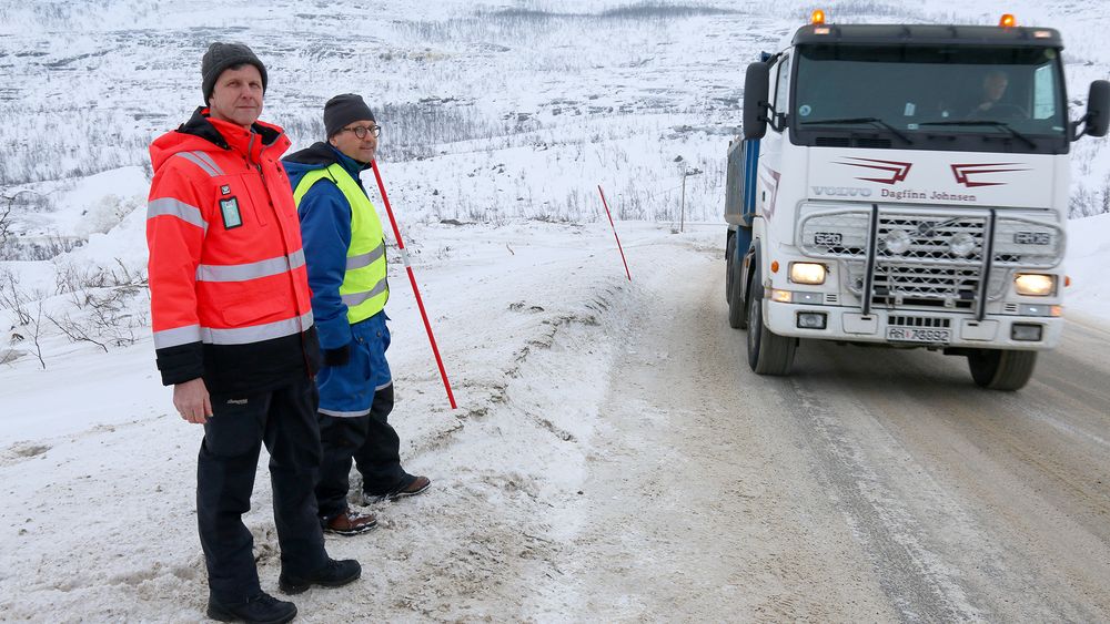 Knut Pettersen og Erling Kolltveit følger med når kablene i asfalten fanger opp informasjon når lastebilen kjører forbi på E8 i Troms.