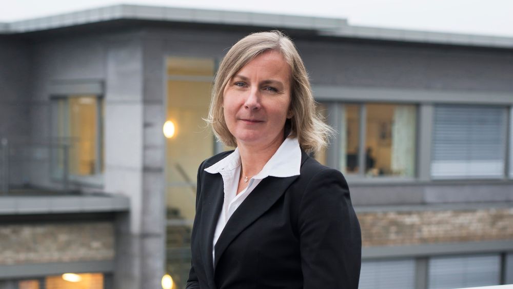 Administrerende direktør Elisabeth Aarsæther i Nasjonal kommunikasjonsmyndighet omstrukturerer myndigheten fra 1. mai.