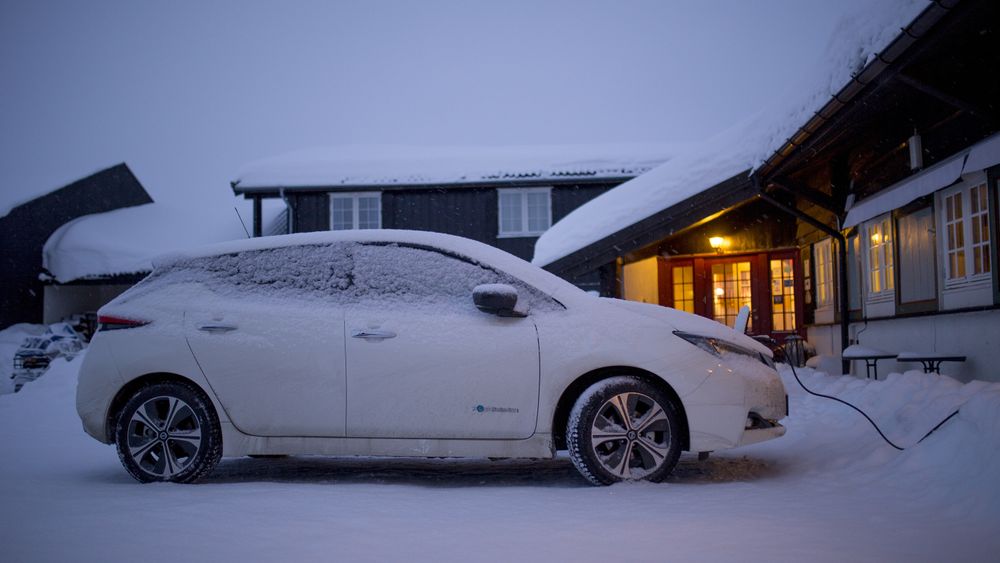 En Nissan Leaf lader batteriet i snøen.