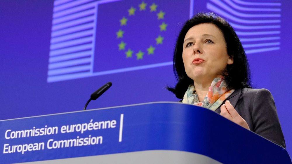 EU-kommissæren for blant annet justis, Vera Jourova, har bekreftet at det arbeides med en lov om utlevering av data på ikke-europeiske servere. Her er Jourova avbildet under en pressekonferanse i Brussel i januar 2018.