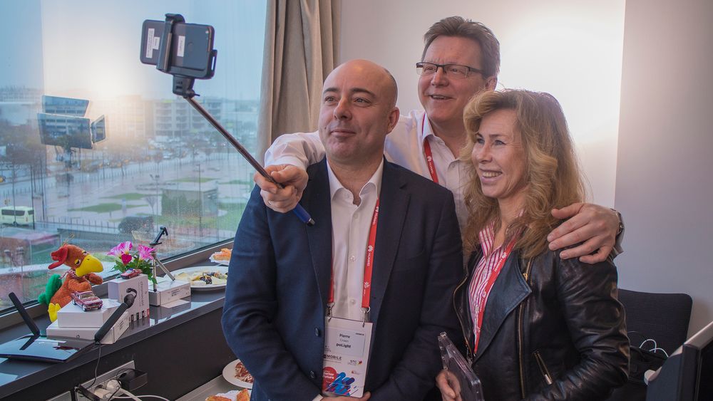 Selfie: poLightsjef Øyvind Isaksen tar bilde med  teknologidirektør Pierre Craen og COO  Marianne Sandal. Telefonen er en Google Pixel modifisert med TLens kameraer både foran og bak.