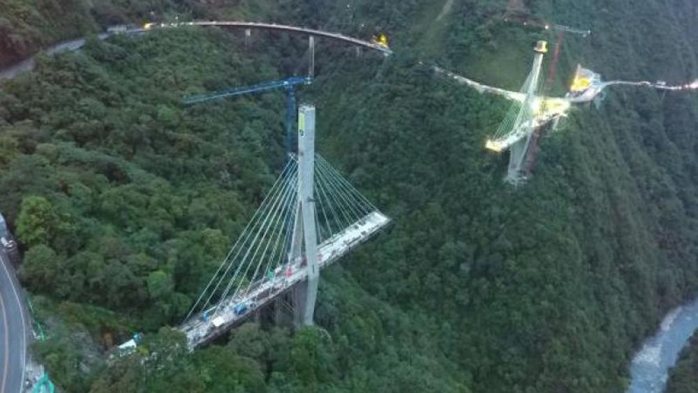 Den 15. januar 2018 kollapset det vestlige (nærmest på bildet) tårnet på skråstagbroen Puente Chirajara, som var under oppføring knappe 100 kilometer sør for Bogotá i Colombia. Broen var en del av et stort veiprosjekt mellom Bogotá og Villavicencio, og anbudet ble vunnet av selskapet Coviandes. Área Ingenieros Consultores sto for konstruksjonen, mens Gisaico var leid inn som entreprenør. En forundersøkelse av kollapsen indikerer at det kan ha manglet armering i spennbåndet mellom beina til tårnet.