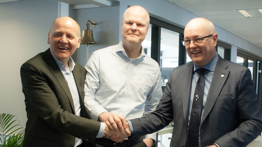 Konsernsjef Sigve Brekke i Telenor, Thomas Ulleberg i Trådløse Trondheim og rektor Gunnar Bovim ved NTNU foresto den offisielle åpningen av det nye laboratoriet for tingenes Internett.