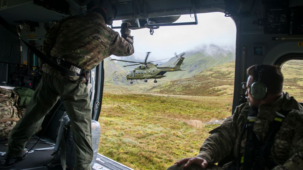 Besetningene på danske EH101-helikoptre i TTT-rolle var i Snowdonia National Park i Wales i fjor høst for å trene på formasjonsflygning i lav høyde i vanskelig terreng.