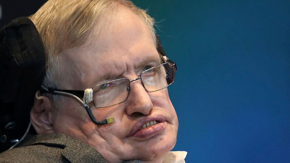 Stephen Hawking avbildet i mai 2015. Hawking døde onsdag.