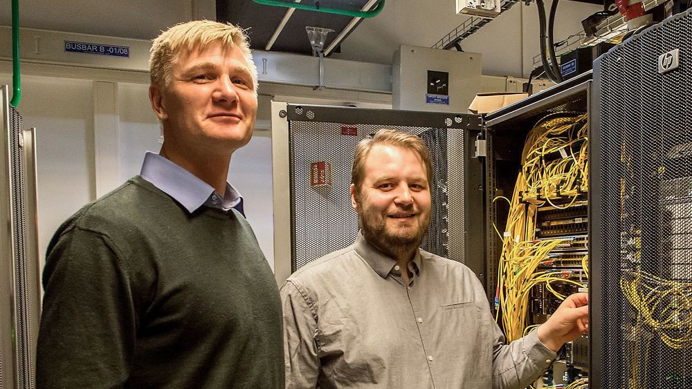 Gruppeleder Petter Bjørbæk ved Usit (t.v.) og Eirik H. Blix kobler til 100GBit/s optiske kabler i Blix Solutions' ruter hos Digiplex.