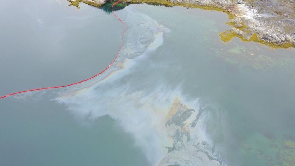 Sommeren 2017 utførte forskere fra Aarhus Universitet et eksperiment med oljeutslipp i et avgrenset område rett ved kysten i en liten grønlandsk bukt. Det inngikk som en del av et EU-prosjekt ved navn Grace, som Aarhus Universitet deltar i sammen med 11 andre partnere; primært nordiske forskningsinstitusjoner, samt den private forurensningsbekjempelses-bedriften Greenland Oil Spill Response.