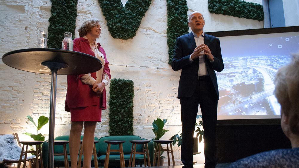 Konsernsjef Sigve Brekke og skandinaviasjef Berit Svendsen (til venstre) i Telenor ba om fornyet innsats fra staten da de inviterte statsminister Erna Solberg (høyre billedkant) opp på scenen.