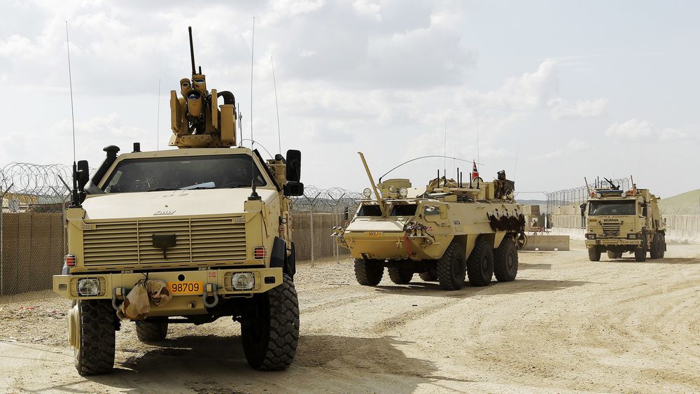 En Dingo II med RWS på taket, en SISU og en bergningsvogn fra taktisk transport tropp kjører ut av PRT leieren i Meymaneh, Afghanistan.