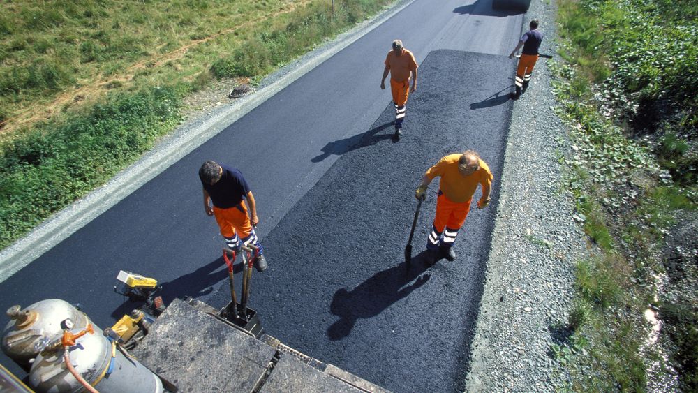 Arkivbilde fra legging av asfalt på fylkesveg 672 i  Melhus kommune i Trøndelag.
