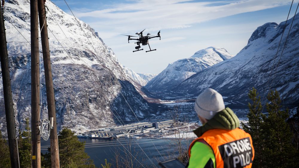 Dronepilot Thomas Negård demonstrerer en DJI-drone ved Viklandet transformatorstasjon hvor kraftlinjen går ned til Norsk Hydros store industrianlegg i Sunndalsøra.