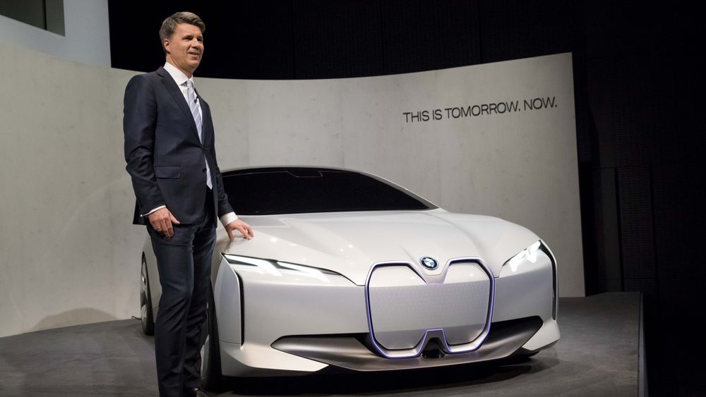 BMW-sjef Harald Krüger sammen med Vision Dynamics-konseptet på en pressekonferanse onsdag.