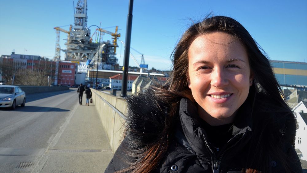 Med to bachelorgrader håper Christine Kleivedal Sørheim at hun stiller sterkere i konkurransen om jobber offshore. I bakgrunnen boreplattformen til Johan Sverdrup-feltet som Aibel bygger i Haugesund.