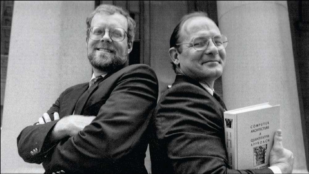 John Hennessy og David Patterson med det som trolig er førsteutgaven av boken de skrev sammen, «Computer Architecture: a Quantitative Approach».