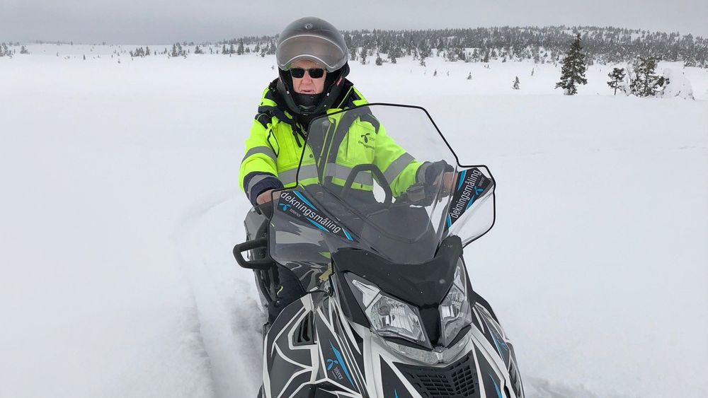 Dekningsdirektør Bjørn Amundsen har besøkt flere av skistedene for å teste mobildekningen. Her på snøscooter i Birkerbeinerløypa, som går mellom Rena og Lillehammer.