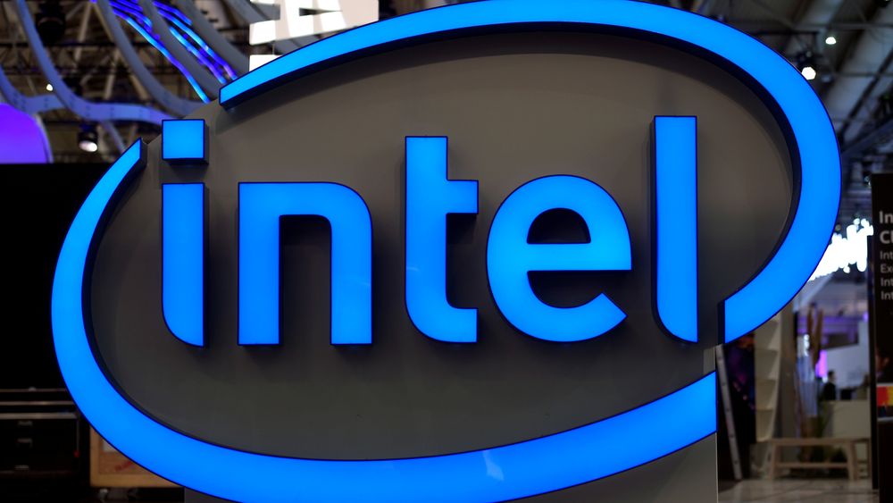 ILLUSTRASJONSBILDE: Intel-logo ved standen til Intel under Cebit-messen i 2017.