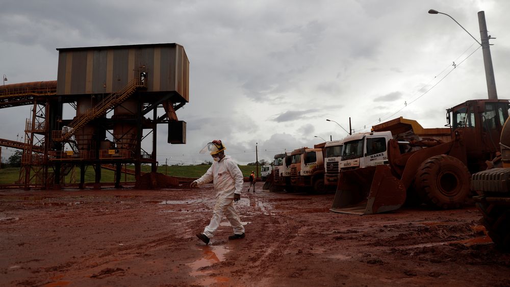 En arbeider går gjennom et avstengt område som er en del av DRS2-bauxitt-avfallslageret til Hydro Alunorte i Brasil.