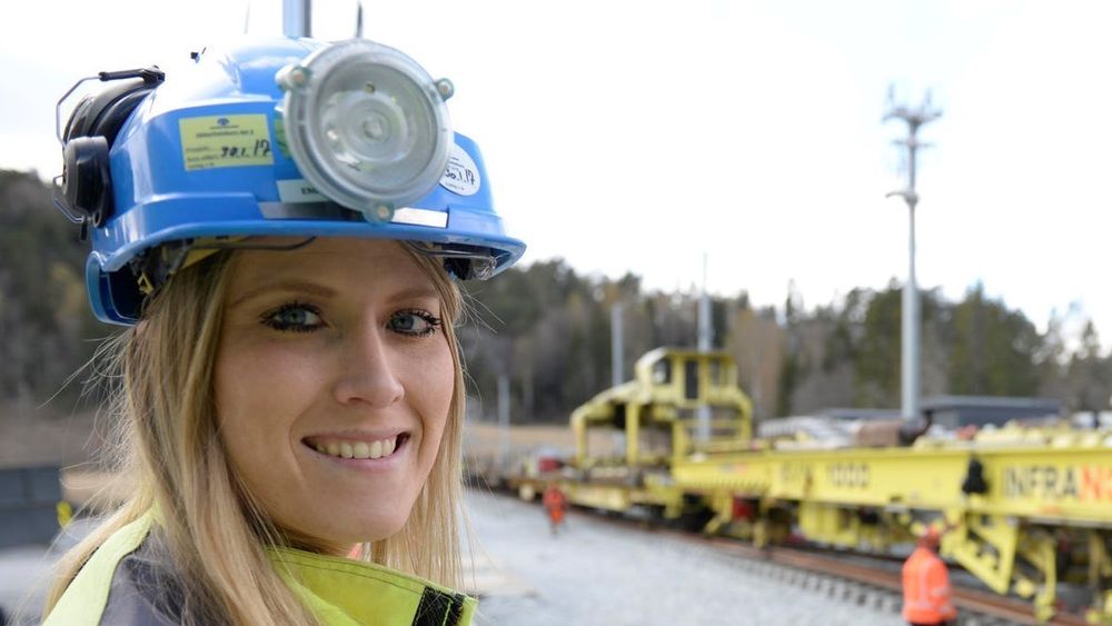 Emilie Aas Enger var 27 år gammel og fersk sivilingeniør da Bane Nor håndplukket henne til jobben som prosjekteringsleder for jernbaneteknikk på Vestfoldbanen.