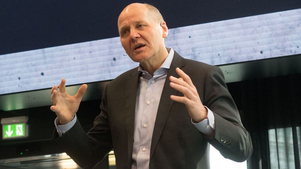 Telenors konsernsjef Sigve Brekke ledet paneldebatt under et 5G-seminar på Fornebu tirsdag.
