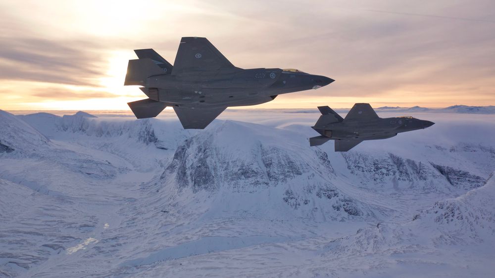 Også de norske F-35A-flyene, her over Rondane i desember, er rammet av produksjonsfeilen som ble oppdaget i fjor. Nå forhandles det om hvem som skal betale for reparasjonene.