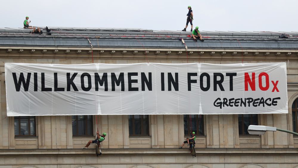 Greenpeace-aktivister fester et banner med teksten «Velkommen til fort NOx» på det tyske føderale transportdepartementets bygning i Berlin i august i fjor.