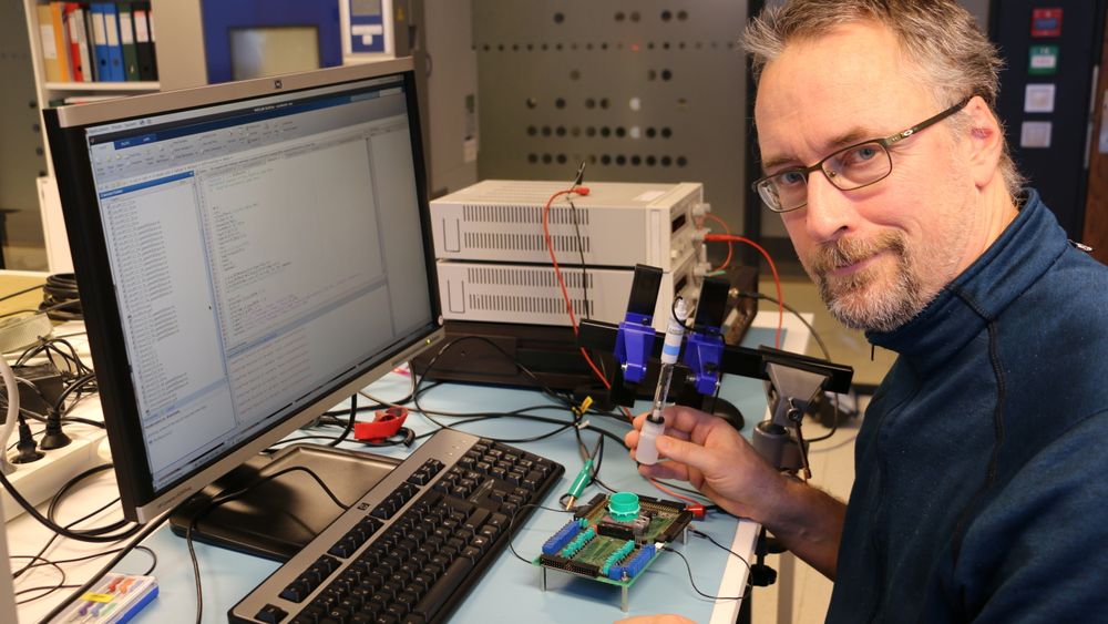 Philipp Häfliger designer framtidens elektronikk på labben ved Institutt for informatikk.