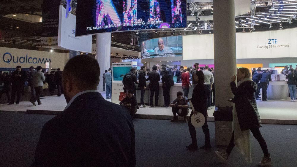 Fra messegulvet under Mobile World Congress i Barcelona i månedsskiftet februar/mars. Qualcomm og ZTE hadde sine utstillinger overfor hverandre. Nå får ikke ZTE kjøpe fra "naboen".