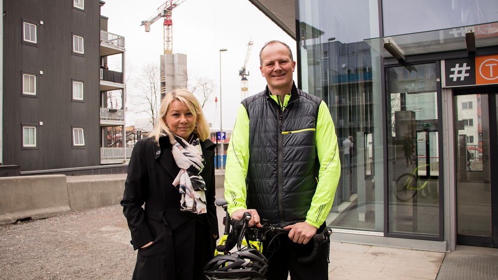 Kommunal- og moderniseringsminister Monica Mæland og samferdselsminister Ketil Solvik-Olsen ved Løren T-banestasjon.