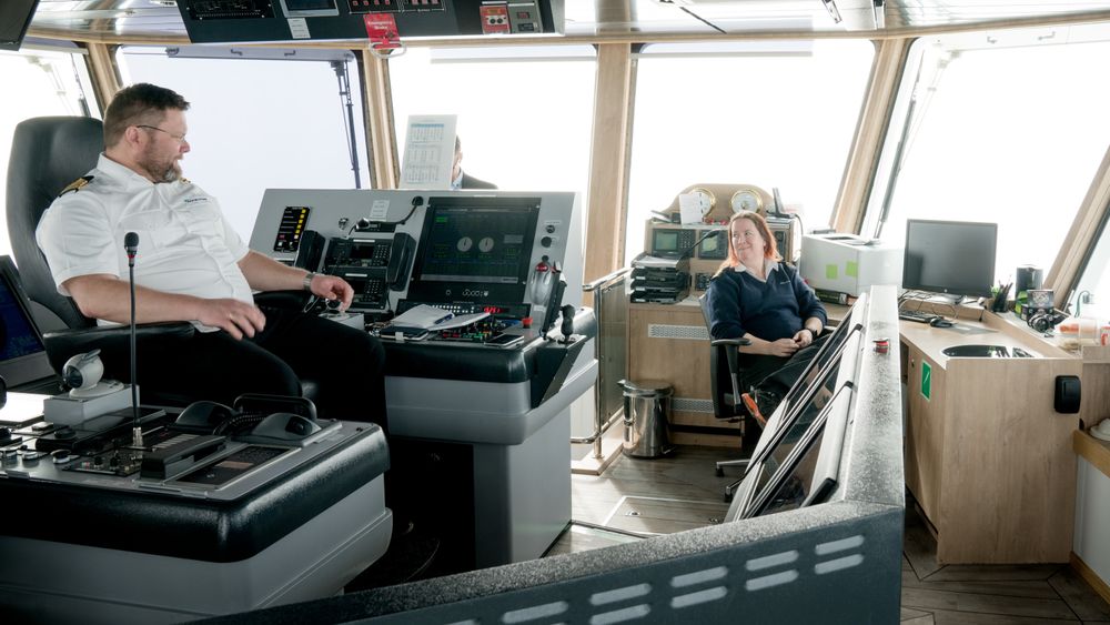 Kaptein Jo Sølve Johnsen på Bastø VI. Fergen har autonomifuksjoner, men ikke redundans og har derfor ikke lov til å seile uten at det sitter en ansvarlig navigatør i stolen og følger med.