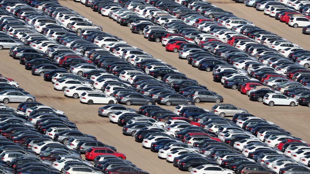 Gjenkjøpte dieselbiler stuet vekk på en «gravplass» i en ørken i California. Volkswagen har kjøpt tilbake 350.000 biler fra amerikanske kunder. 