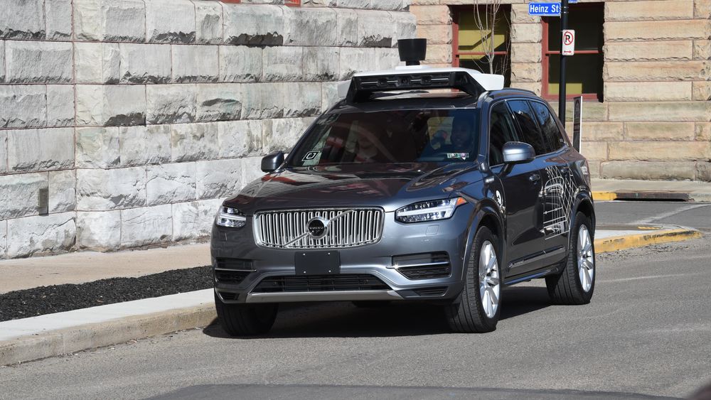 En kvinne mistet livet da hun ble påkjørt av en selvkjørende Volvo XC90 fra Uber i Arizona, USA, tidligere i år.