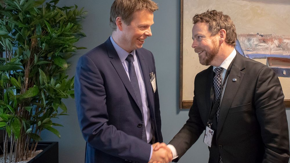 Airthings-sjef Øyvind Birkenes blir gratulert av næringsminister Torbjørn Røe Isaksen for selskapets rolle som innovatør og eksportør av ny norsk teknologi.