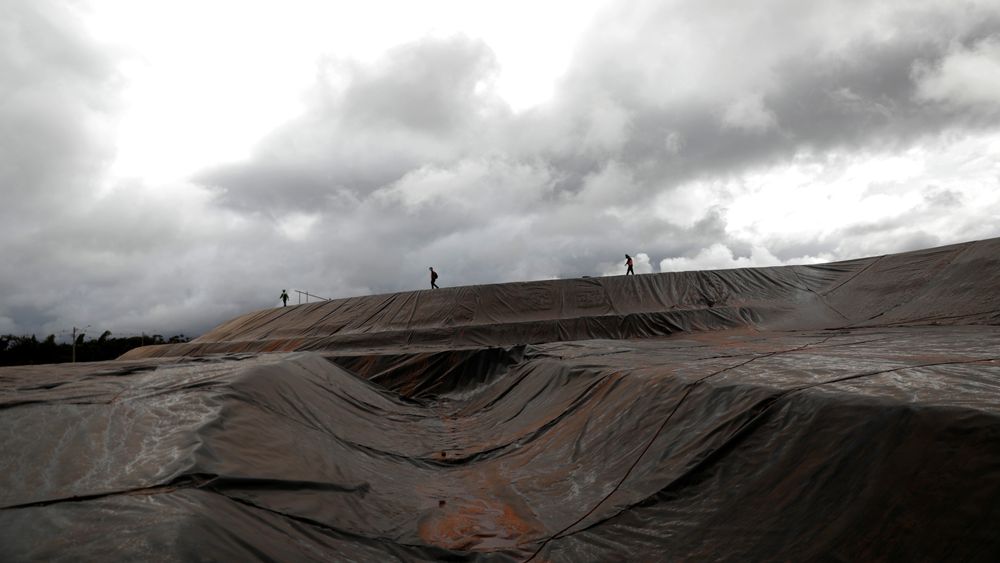 Forrige uke ble 80 Hydro-ansatte permittert ved bauksittgruva Paragominas i Brasil, men krisen kan bli langvarig, og selskapet varsler ytterligere kutt. Her undersøker inspektører drenasjeanlegget til bauxitt-deponiet til Alunorte-anlegget i Brasil.
