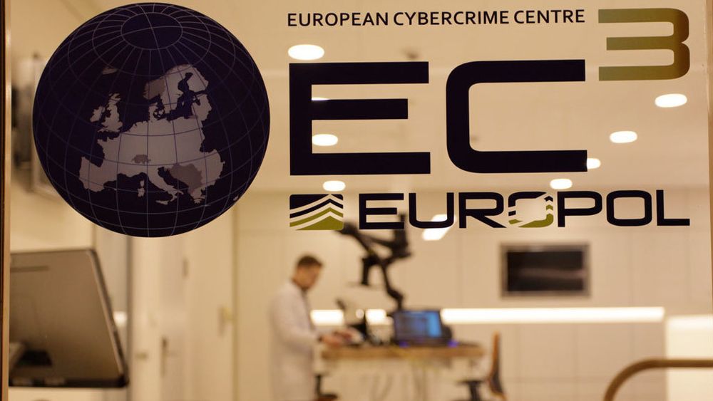 Norge og Sveits er nå tatt opp som medlemmer i den europeiske spesialenheten J-CAT, som koordinerer politiaksjoner mot alvorlig datakriminalitet. Samtidig etablerer Kripos et nasjonalt cyberkrimsenter og får langt bedre kapasitet enn tidligere.