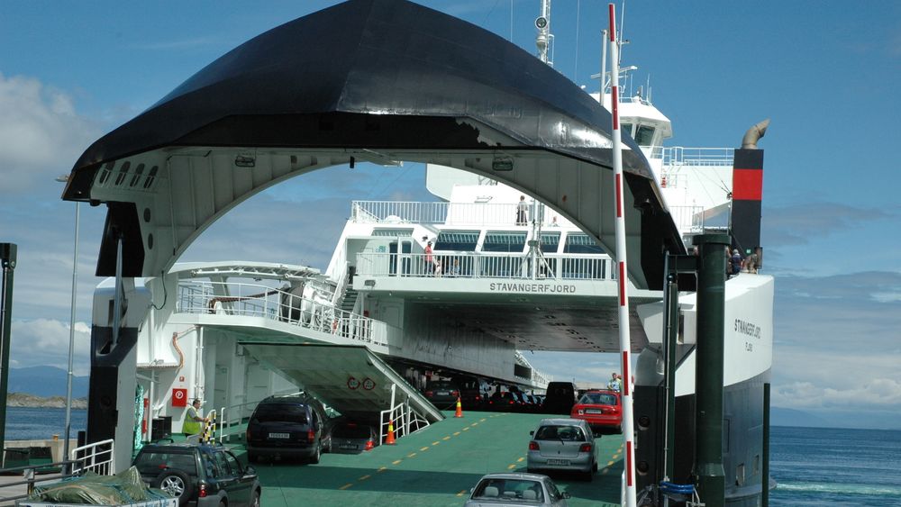 M/F Stavangerfjord med åpen bauport ved kai i Arsvågen