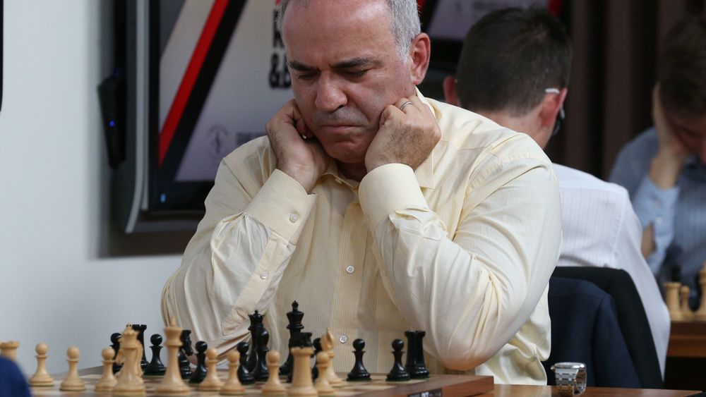 ILLUSTRASJONSBILDE: Garri Kasparov har ikke lagt sjakken helt på hylla. Her under en sjakkturnering i USA i 2017.