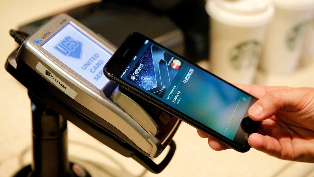 Apple Pay har blitt godt mottatt av danske iPhone-brukere. Men bruken av tjenesten kan føre til at varene i butikkene blir dyrere.