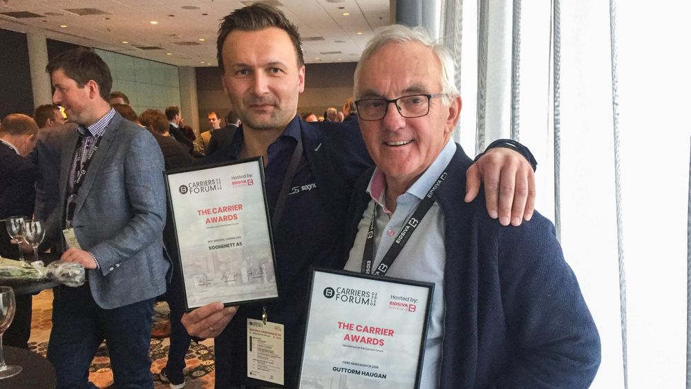 De to prisvinnerne under Carriers Forum: Daglig leder Ole Petter Hatlevoll i Sognenett mottok pris for årets regionale carrier, mens NTEs Guttorm Haugan, som for tiden er daglig leder i Stamfiber, mottok pris for bygdefibermodellen, som årets fiberambassadør.