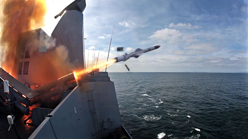 Pressebilde av et Exocet-missil som fyres av fra et skip. Missilet drives av norske rakettmotorer, ifølge Dagbladet.