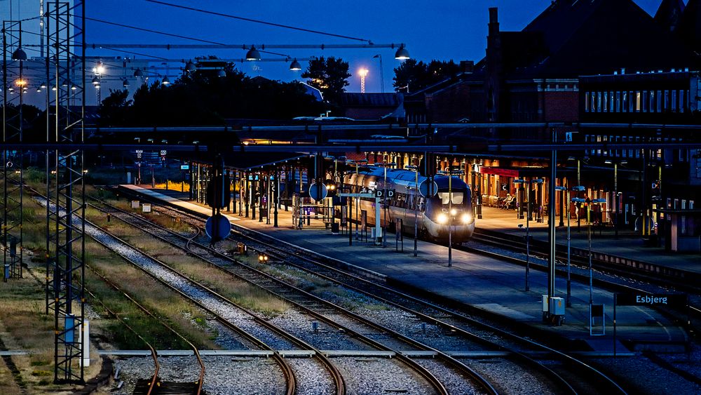 Togsignaler vil gi ekstraregning på milliarder av kroner i Danmark. Bildet viser Esbjerg stasjon.