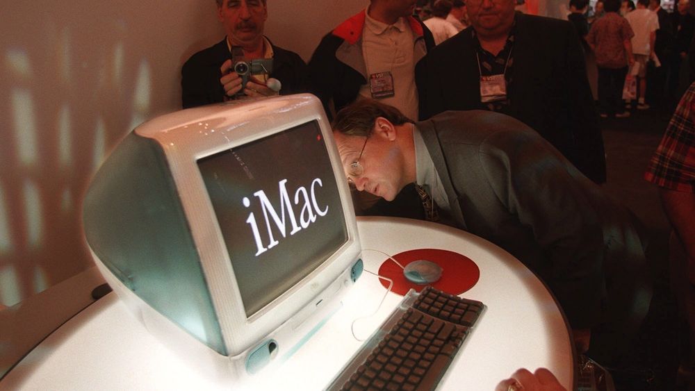 Apple lyktes med å skape begeistring og oppmerksomhet ved produktlanseringer også før årtusenskiftet. Her fra avduking under MacWorld Expo i 1998.