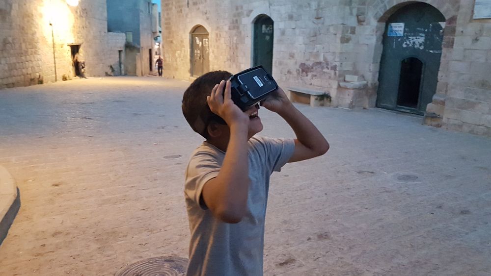 Gjennom VR-brillene kan lokalbefolkningen i Palestina lære om fortidens kulturarv.
