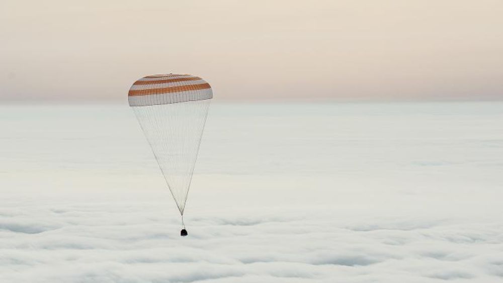 Slik så det ut den 2. mars 2016, da Sojus TMA-18M-kapselen var i ferd med å lande med NASAs Scott Kelly, og Roscosmos' to kosmonauter Mikhail Kornienko og Sergey Volkov på en slette i Kasakhstan.