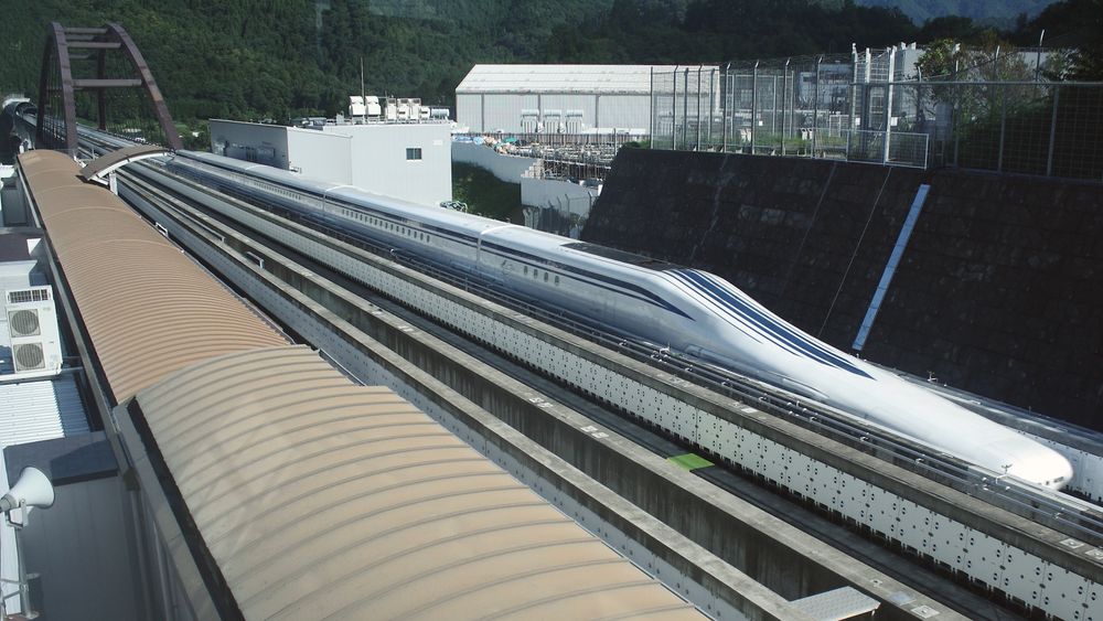Et JR Central maglev-tog i L0-serien under testing på testbanen i Yamanashi i 2013.