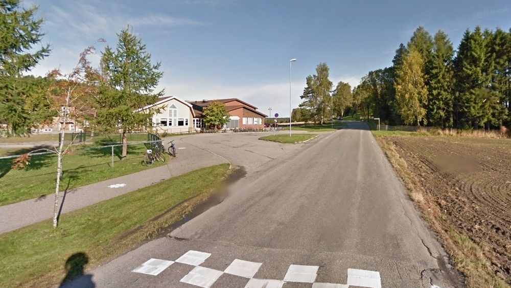 Snuplassen ved Hovin skole markerer endepunktet for gang/sykkelvegen som fortsetter sørover gjennom Spydeberg sentrum. Hvilken entreprenør som skal forlenge den nordover er foreløpig uvisst. 