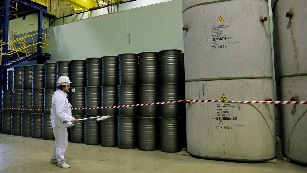 Over 30 år senere: En arbeider sjekker strålingsnivået fra tønnene i et lager for avfall fra reaktor 4, som ble ødelagt under Tsjernobyl-ulykken i Ukraina. Bildet er fra 2016.