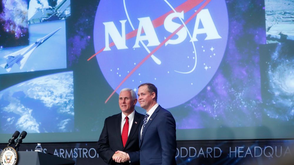 Under en seremoni der visepresident Mike Pence deltok, ble Jim Bridenstine tatt i ed som NASAs nye toppleder 23. april i år.