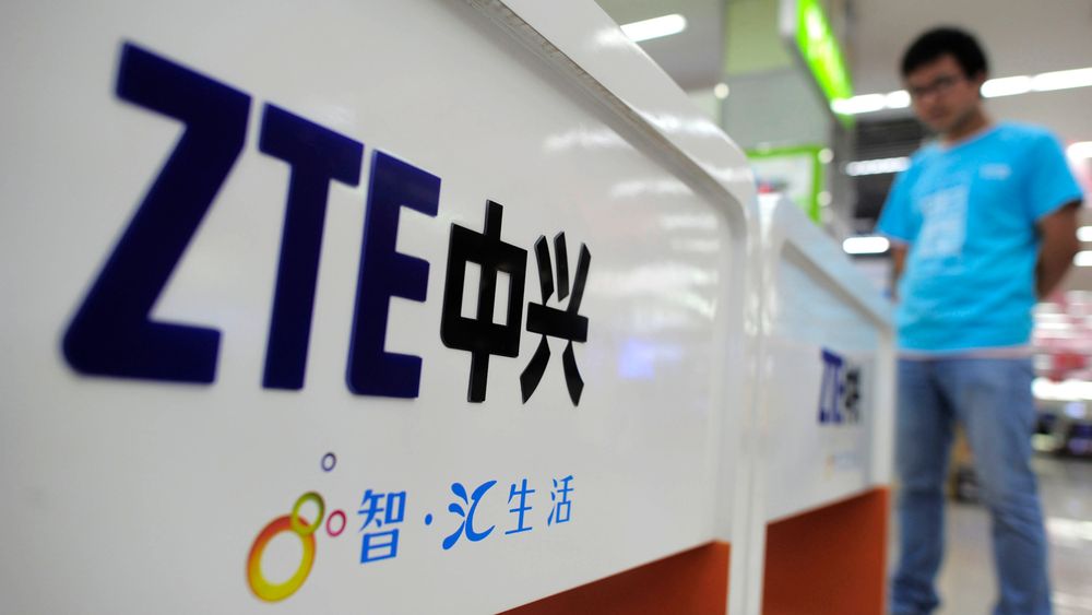 Den kinesiske mobilprodusenten ZTE ble hardt rammet av amerikanske sanksjoner. Nå kommer USAs president Donald Trump selskapet til unnsetning.