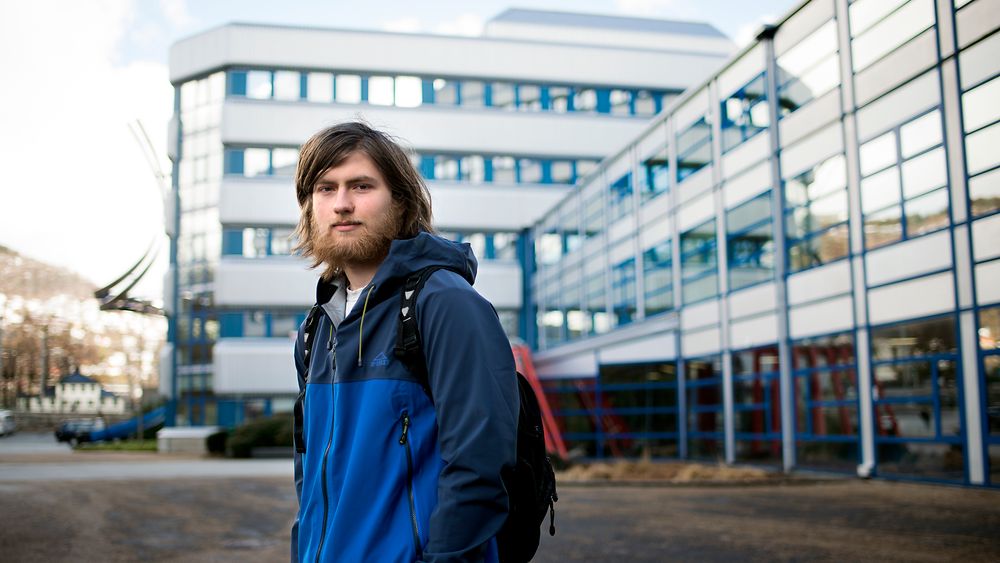 Birk Tjelmeland (19) har allerede begynt å ta eksamener på masternivå i Informatikk ved Universitetet i Bergen. Her utenfor Høyteknologisenteret der Institutt for informatikk holder til. 