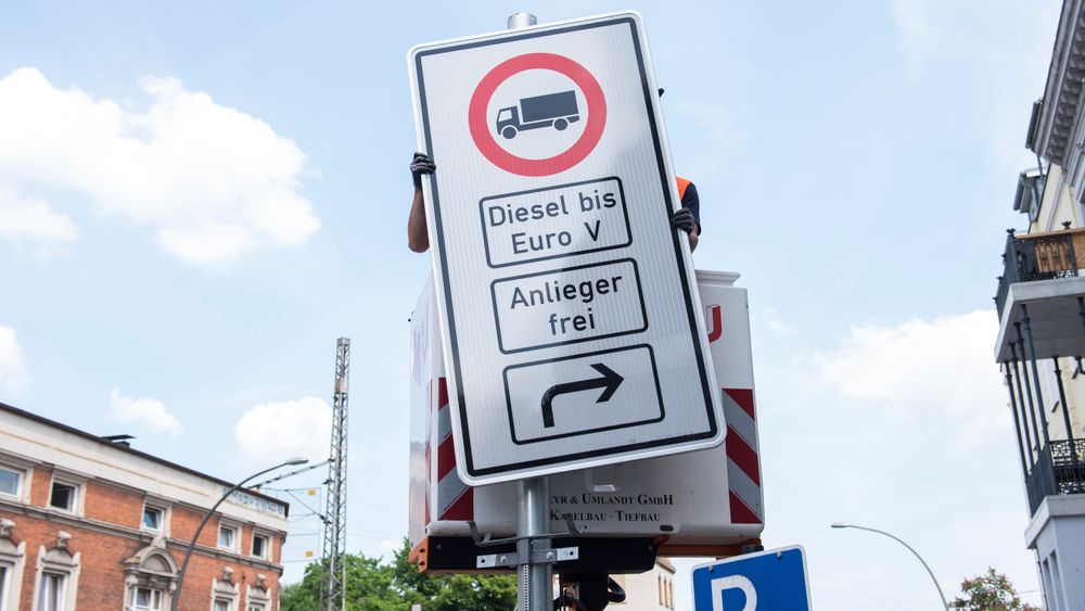 Om få dager vil det være forbudt for gamle dieselbiler å kjøre i to av Hamburgs mest trafikkerte gater.